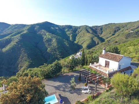 Property building, Day, Neighbourhood, Natural landscape, Bird's eye view, Mountain view, Parking