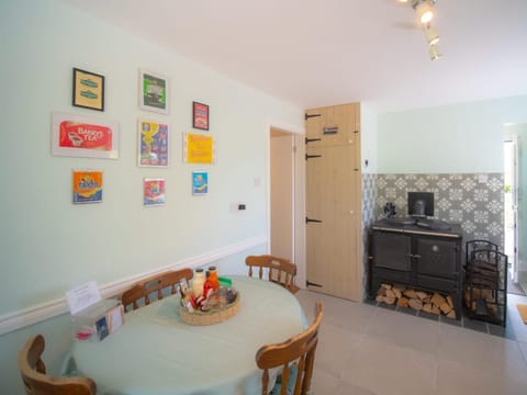 Kitchen or kitchenette, Dining area, pet friendly, stove