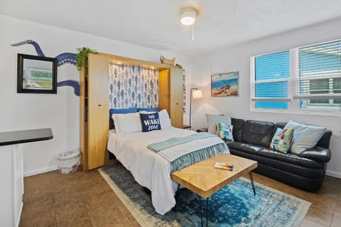 Bed, Living room, Seating area, Bedroom