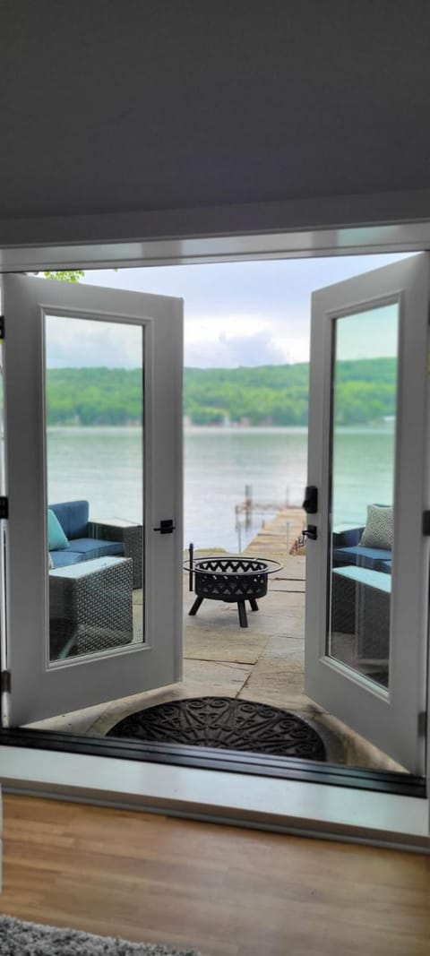 Patio, Natural landscape, Balcony/Terrace, Seating area, Evening entertainment, Lake view, Entertainment, fireplace, pet friendly