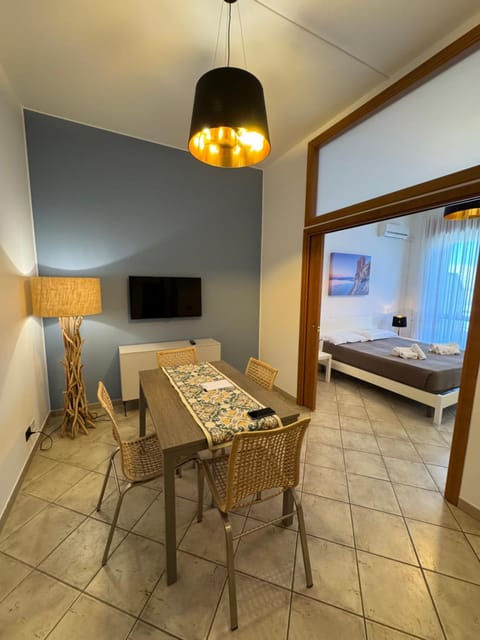 Communal lounge/ TV room, Bed, TV and multimedia, Living room, Photo of the whole room, Seating area, Dining area, Bedroom