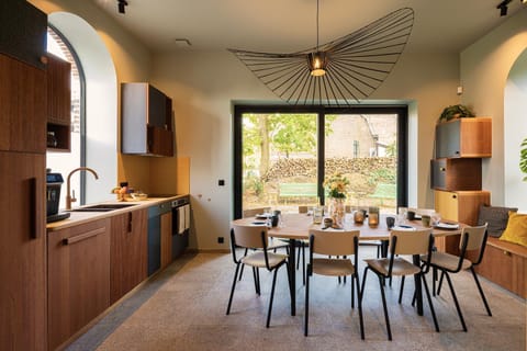 Kitchen or kitchenette, Dining area, oven