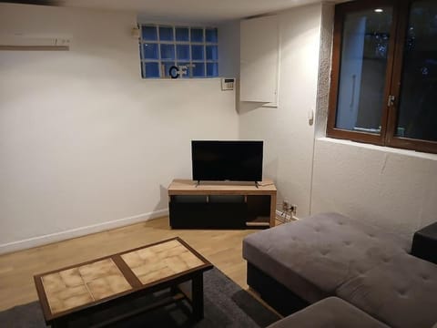 TV and multimedia, Seating area, air conditioner