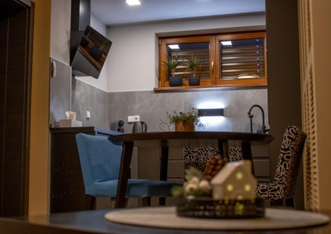 Coffee/tea facilities, Kitchen or kitchenette, Living room, stove