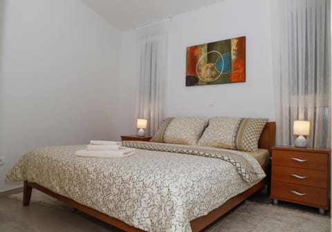 Bed, Bedroom, towels