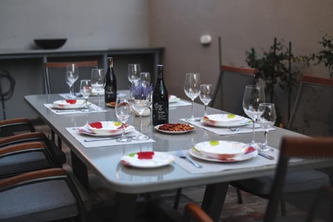 Food and drinks, Dining area, Food