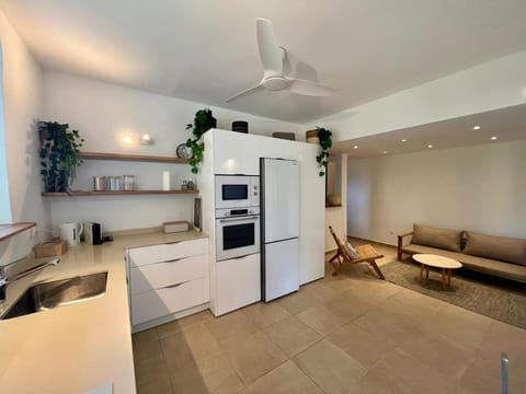 Kitchen or kitchenette, Living room, Seating area
