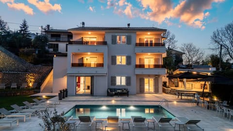 Property building, Natural landscape, Swimming pool, sunbed