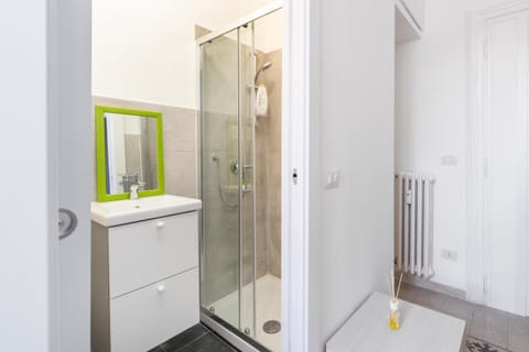 Shower, Bathroom, towels