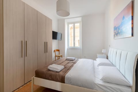 Bed, TV and multimedia, Photo of the whole room, Bedroom, towels, wardrobe