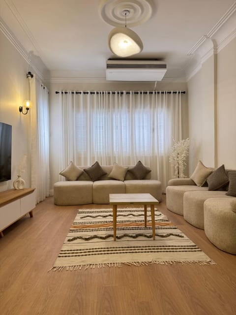 TV and multimedia, Living room, Seating area, air conditioner