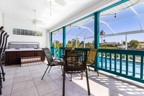 Lazy Palm Retreat Heated Pool Jacuzzi Gulf Canal House in Lochmoor Waterway