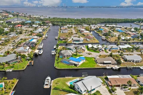 Lazy Palm Retreat Heated Pool Jacuzzi Gulf Canal House in Lochmoor Waterway