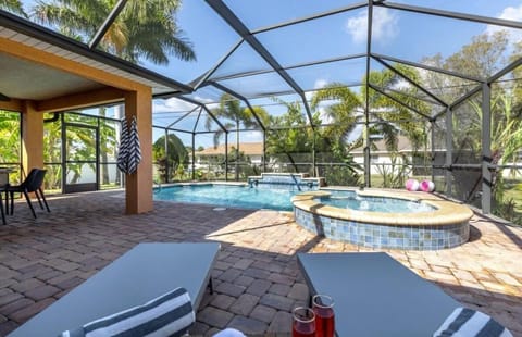 Tranquil Palms Heated Pool Spa Outdoor TV & More House in North Fort Myers
