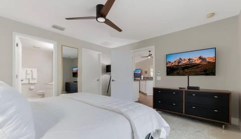 Tranquil Palms Heated Pool Spa Outdoor TV & More House in North Fort Myers