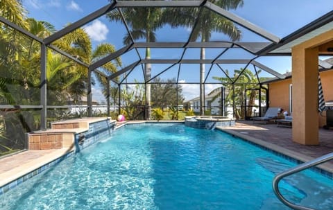 Tranquil Palms Heated Pool Spa Outdoor TV & More House in North Fort Myers