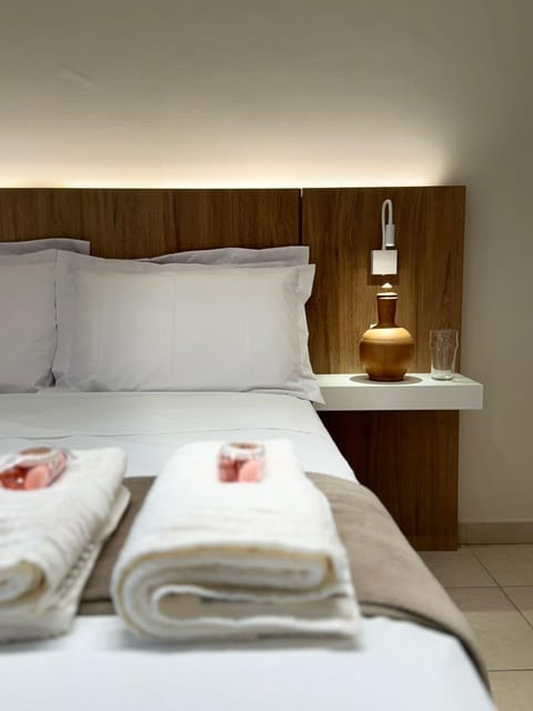 Bed, Bedroom, towels