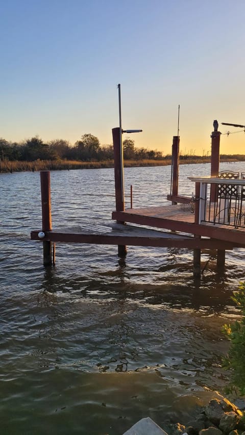 Waterfront Studio House in Baytown