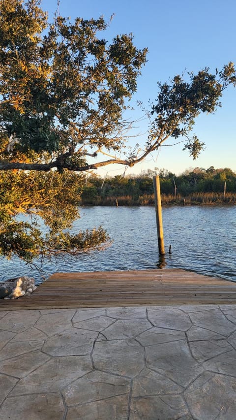 Waterfront Studio House in Baytown