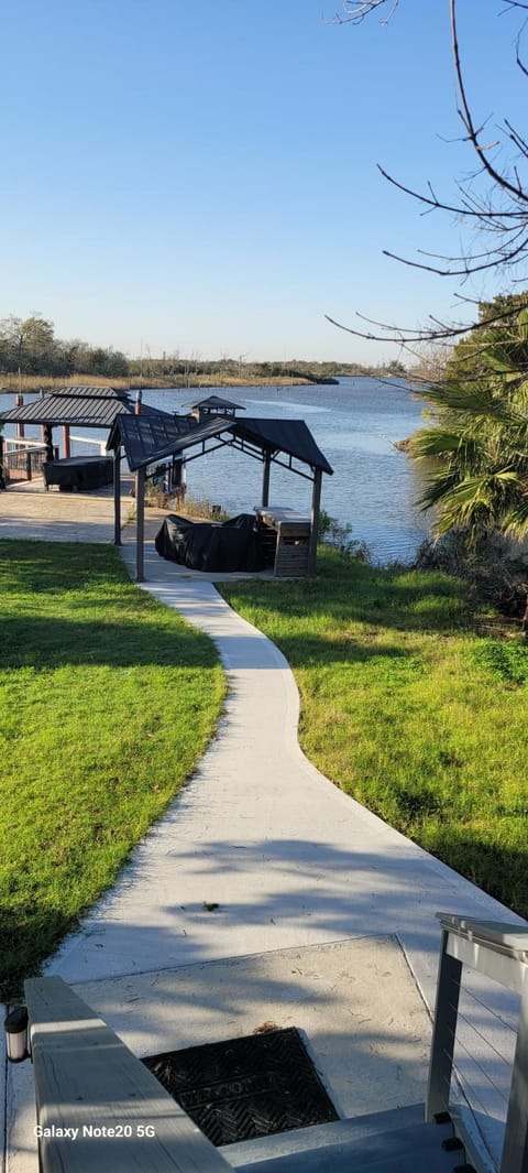 Waterfront Studio House in Baytown