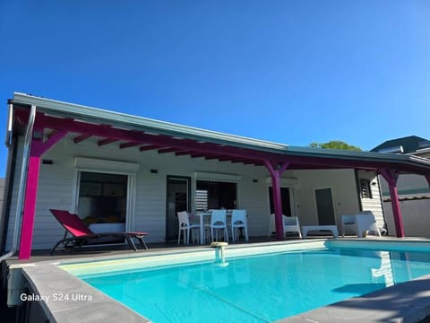 Patio, Day, Swimming pool, sunbed