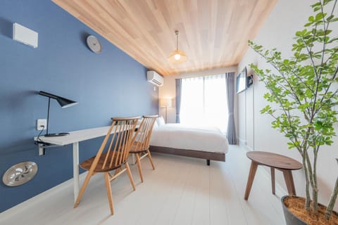 Bed, Dining area, Bedroom