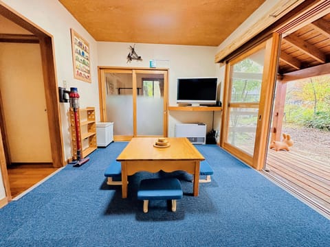Communal lounge/ TV room, TV and multimedia, Living room, Seating area, Dining area