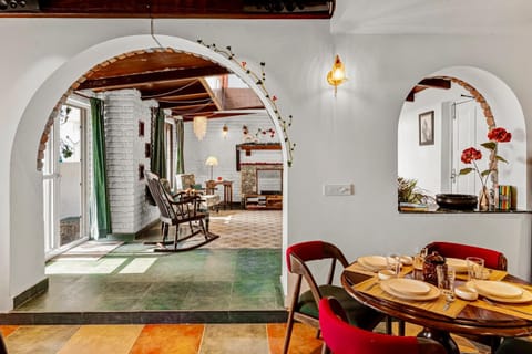 Restaurant/places to eat, Living room, Food and drinks, Seating area, Dining area, Food