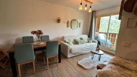 Plein Centre, luxueux 6 personnes, 2 chambres, parking , terrasse, vue époustouflante, Tout pédestre, piste à 100m Apartment in Isola