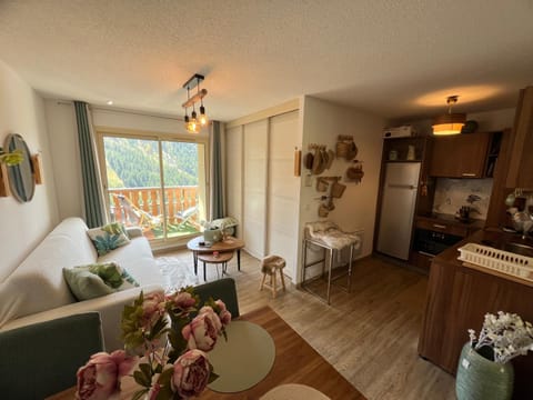 Kitchen or kitchenette, Living room, Seating area, Dining area