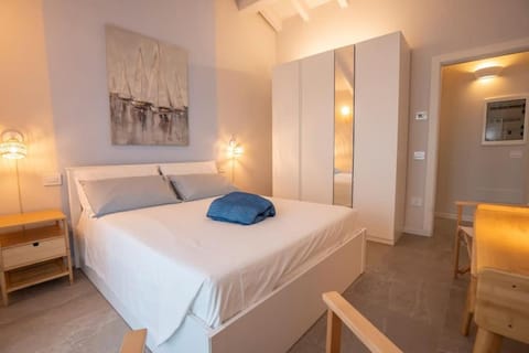 Photo of the whole room, Bedroom, wardrobe