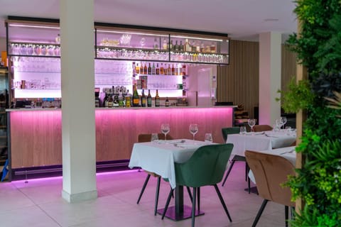 Restaurant/places to eat, Lounge or bar