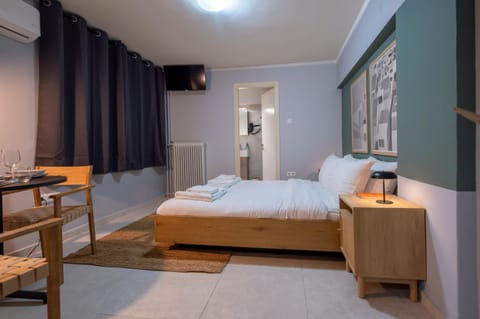 Bed, TV and multimedia, Living room, Photo of the whole room, Seating area, Bedroom, air conditioner