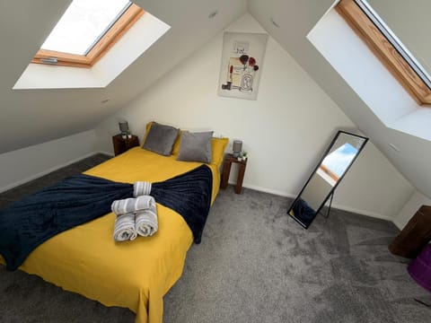 Bed, Photo of the whole room, Bedroom, towels