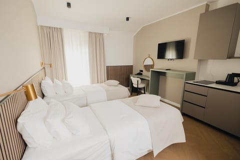Bed, TV and multimedia, Kitchen or kitchenette, Photo of the whole room, Bedroom