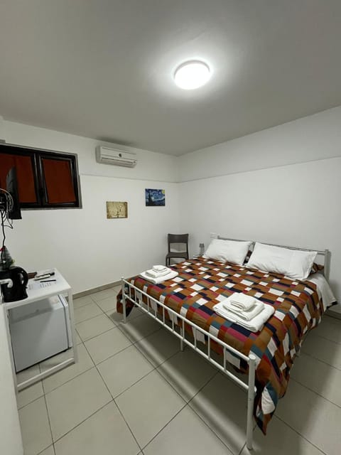 Bed, Bedroom, minibar, air conditioner