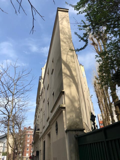 Property building, Day, Landmark view