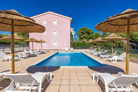 Property building, Patio, Day, Pool view, Swimming pool, sunbed