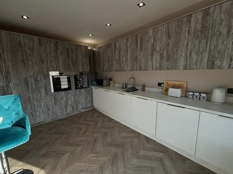 Laceby Road Large 4bed Bungalow - Contractors - Ample Parking Apartment in Grimsby