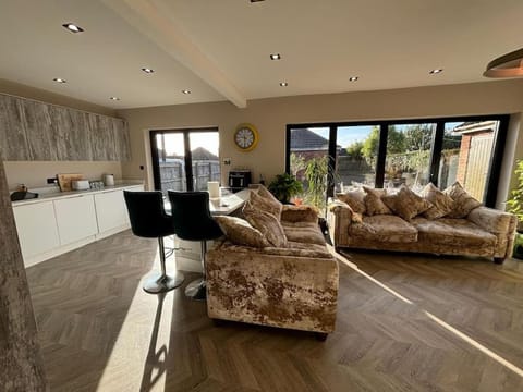 Laceby Road Large 4bed Bungalow - Contractors - Ample Parking Apartment in Grimsby