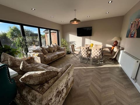 Laceby Road Large 4bed Bungalow - Contractors - Ample Parking Apartment in Grimsby