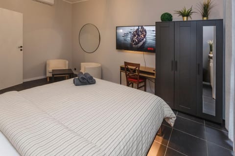 Bed, TV and multimedia, Photo of the whole room, Bedroom, wardrobe