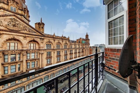 Property building, Nearby landmark, Balcony/Terrace