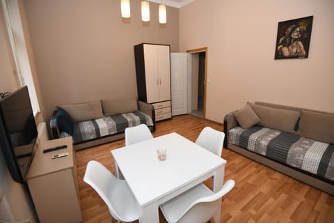 TV and multimedia, Living room, Seating area, Dining area