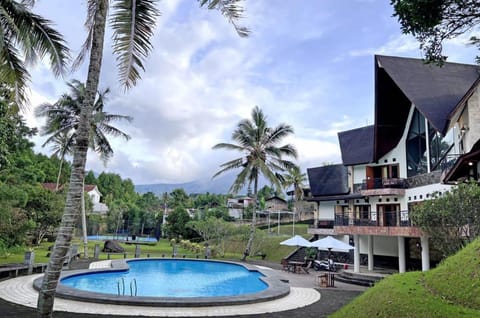 Property building, Garden, Pool view, Swimming pool