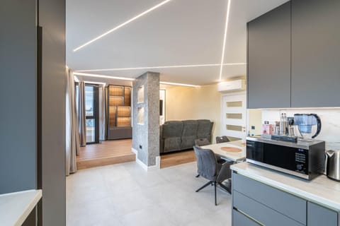 Coffee/tea facilities, Kitchen or kitchenette, Living room, Photo of the whole room, Seating area, Dining area, oven