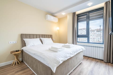 Bed, Photo of the whole room, Bedroom, internet, towels, air conditioner