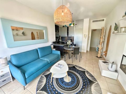 TV and multimedia, Kitchen or kitchenette, Living room, Seating area, Dining area, air conditioner