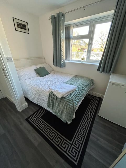 Private Room & En-Suite Bathroom - Long Term Stays & Contractors Welcomed Vacation rental in Birmingham