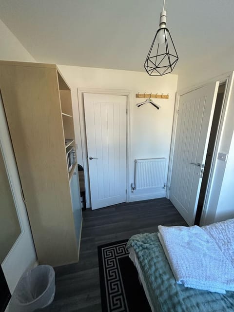 Private Room & En-Suite Bathroom - Long Term Stays & Contractors Welcomed Vacation rental in Birmingham